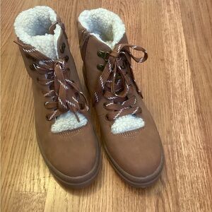 Cozy Brown Women's Sherpa Lined Hiking Boots, size 8 NWOB